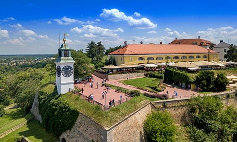 برج الساعة أحد أفضل أماكن السياحة في نوفي ساد السياحة في نوفي ساد… اكتشاف جمال المدينة وأنشطتها الترفيهية