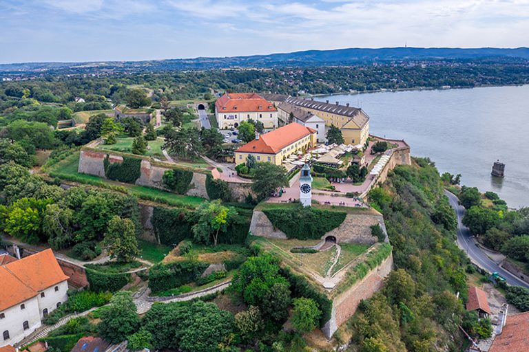 قلعة بتروفارادين أحد أفضل أماكن السياحة في نوفي ساد السياحة في نوفي ساد… اكتشاف جمال المدينة وأنشطتها الترفيهية