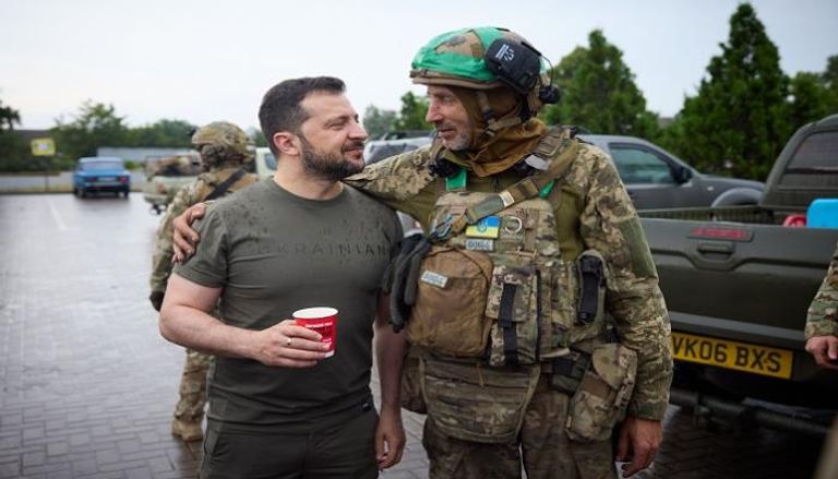 زيلينسكي مع أحد الجنود