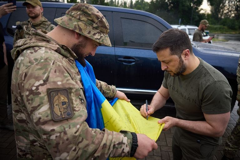 زيلينسكي مع أحد الجنود