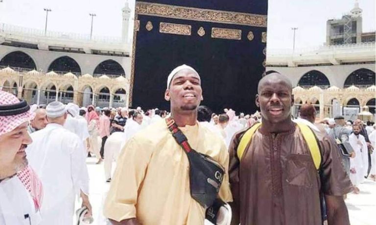 بوغبا أمام الكعبة