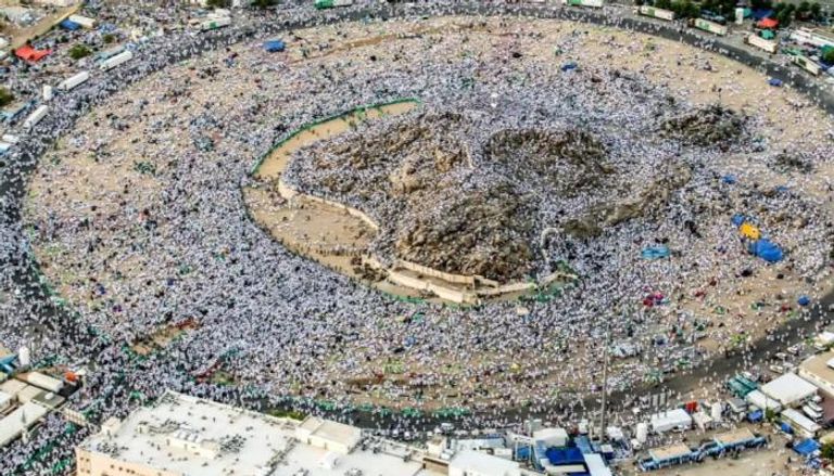 حجاج بيت الله الحرام على صعيد عرفات