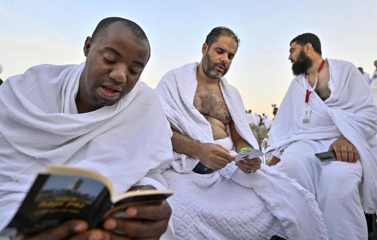 حجاج بيت الله الحرام يؤدون الفريضة