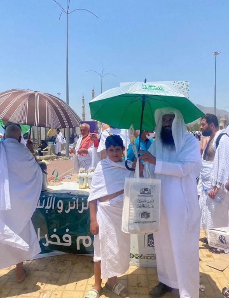 حجاج بيت الله الحرام يؤدون الفريضة