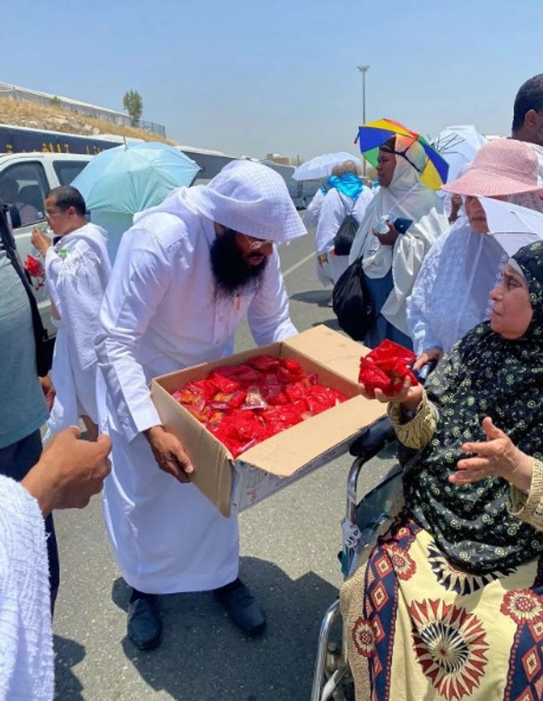 حجاج بيت الله الحرام يؤدون الفريضة