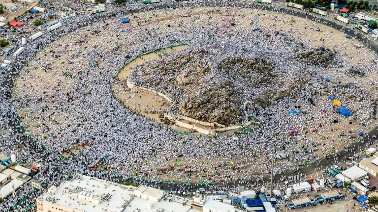 حجاج بيت الله الحرام يؤدون الفريضة