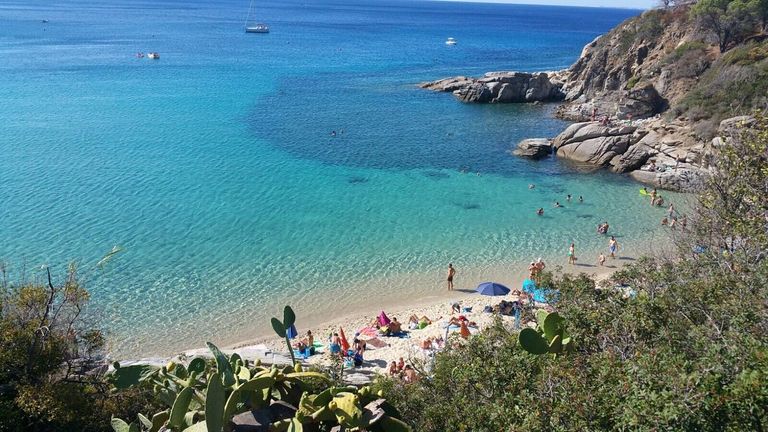 شاطئ "Spiaggia" أحد أفضل شواطئ بيبيوني استكشف جمال السياحة في بيبيوني وشواطئها الرائعة