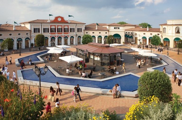 مول "Veneto Designer Outlet" أحد أفضل مراكز التسوق في بيبيوني استكشف جمال السياحة في بيبيوني وشواطئها الرائعة