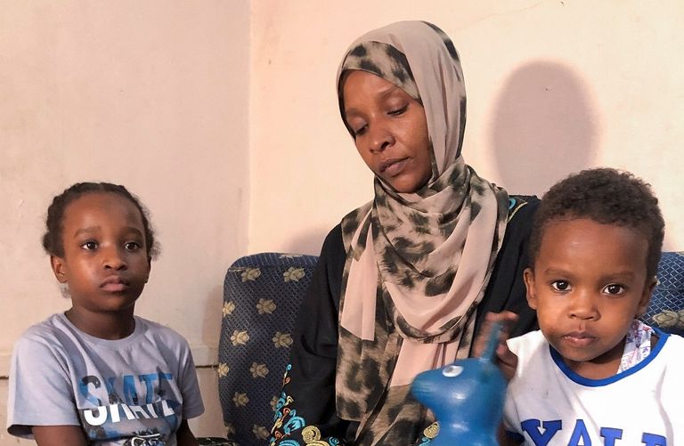 السودانية صفية وأبناؤها الثلاثة- رويترز