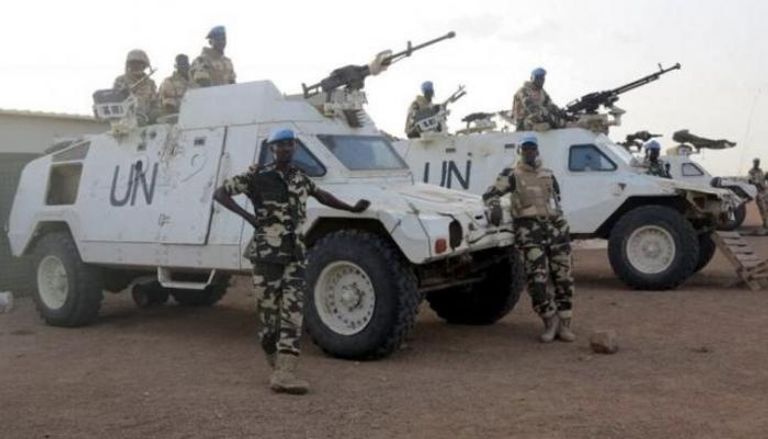 عناصر من قوات حفظ السلام في مالي إلى جانب آلياتهم العسكرية