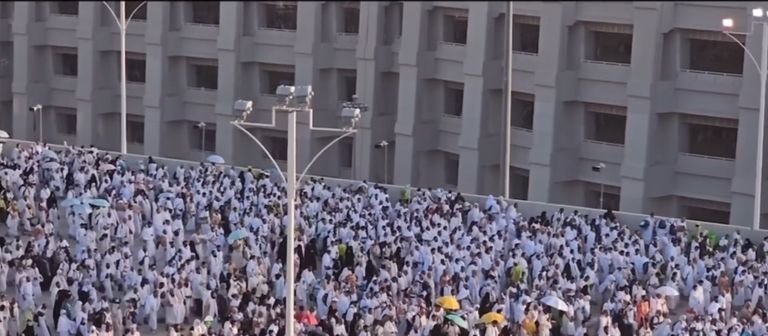 ضيوف الرحمن في مشهد مهيب