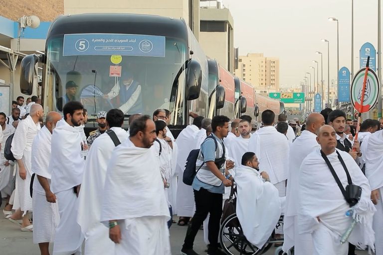 حجاج الإمارات يؤدون المناسك في سهولة ويسر