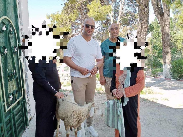 وزيرة المرأة التونسية في مركز قمرت خلال زيارتها لكبار السن