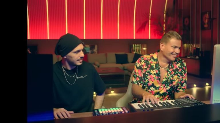 عمرو دياب وابنه عبدالله في الإعلان