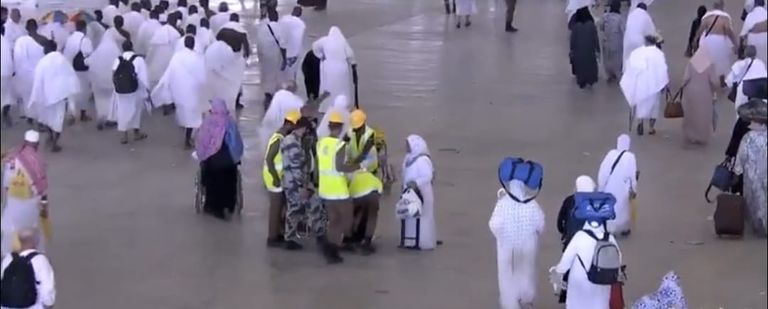 رجال الأمن السعودي يقومون بإسعاف حاجة 