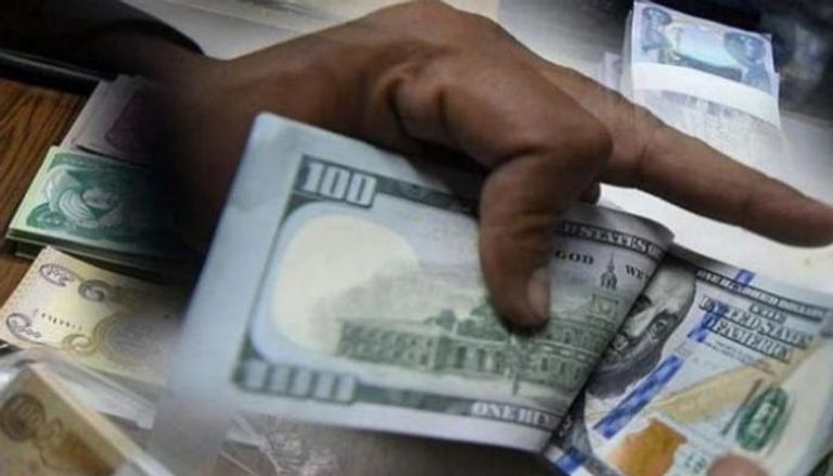 أوراق نقدية سودانية ودولار أمريكي 