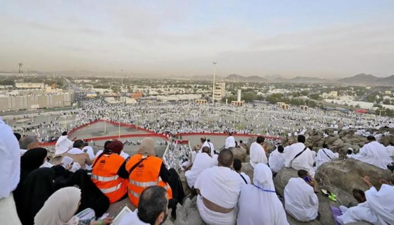 حجاج بيت الله الحرام يؤدون الفريضة