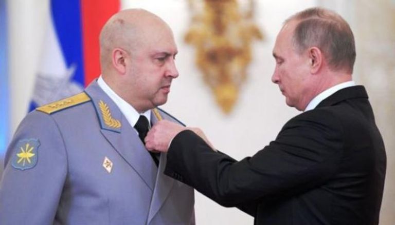 الرئيس الروسي بوتين يقلد سوروفكين وساما