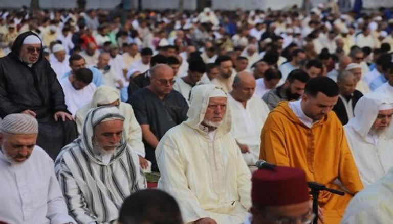 المغاربة يؤدون صلاة عيد الأضحى المبارك