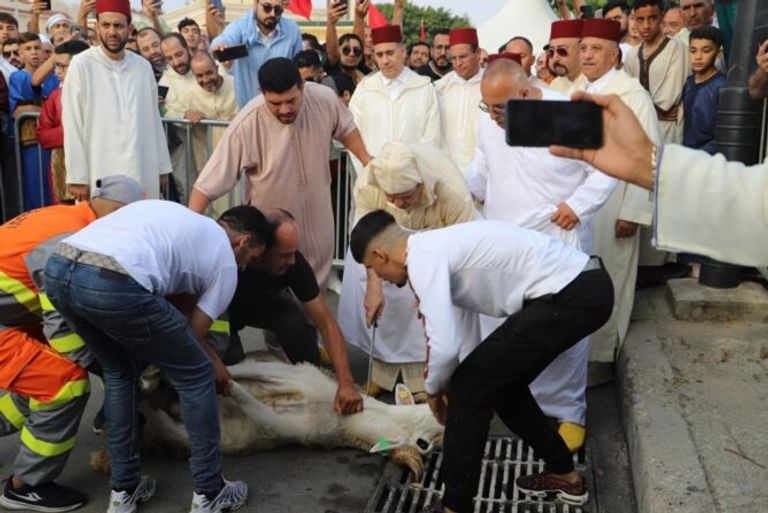المغاربة يؤدون صلاة عيد الأضحى المبارك