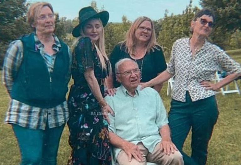 مادونا مع عائلتها المغنية العالمية مادونا - أرشيفية