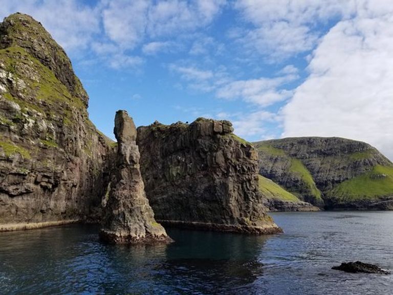 منحدرات بحر فيستامانا أحد أفضل أماكن السياحة في جزر فارو دليل السياحة في جزر فارو