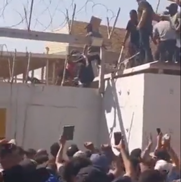 المتظاهر يمسك بنسخة من المصحف قبل إحراق صفحات منها