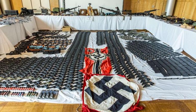 الأسلحة المصادرة وأعلام وشعارات نازية