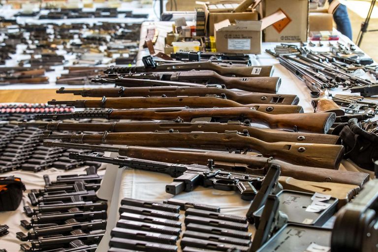 الأسلحة المصادرة وأعلام وشعارات نازية