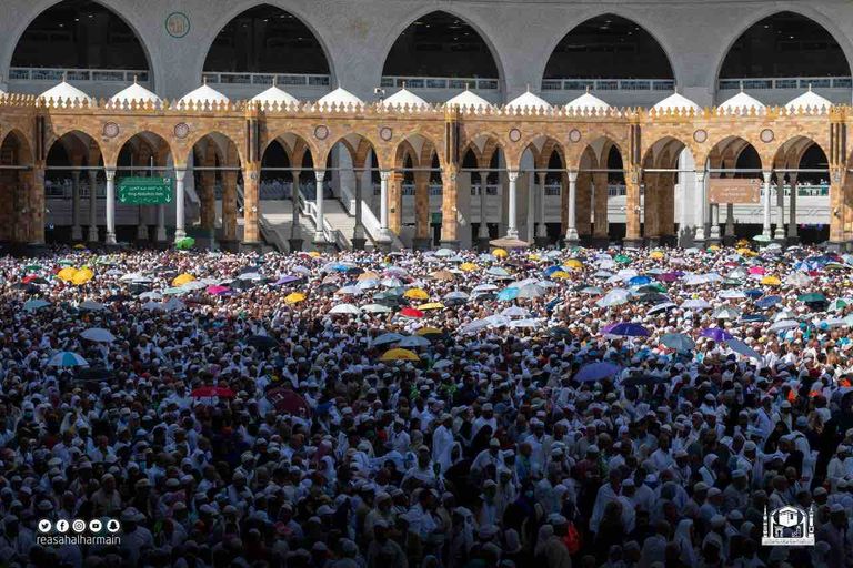 ضيوف الرحمن حول الكعبة المشرفة