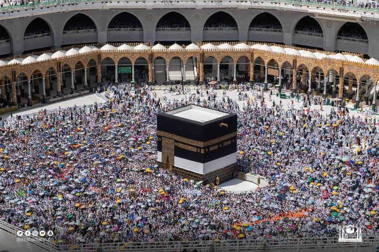 ضيوف الرحمن حول الكعبة المشرفة