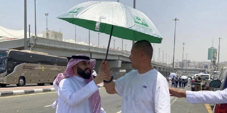 جانب من توزيع المظلات