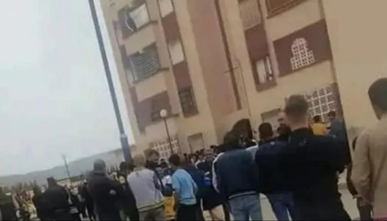 الجيران يتجمعون أمام الشقة