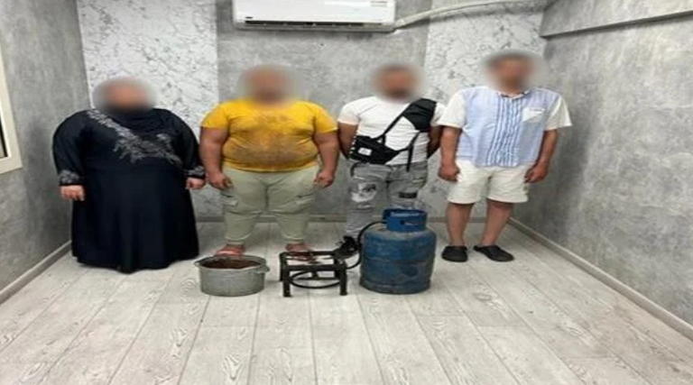 الجزّار علَّق اللحم على أحد أعمدة المونوريل 