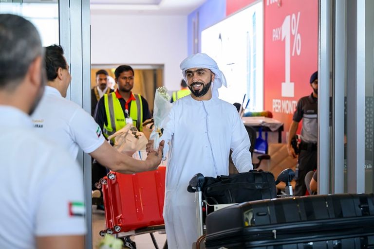 حجاج الإمارات من أسر الشهداء يعودون إلى أرض وطنهم