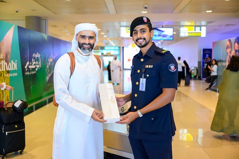 حجاج الإمارات من أسر الشهداء يعودون إلى أرض وطنهم