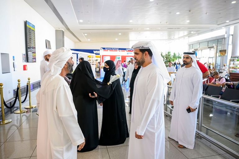 حجاج الإمارات من أسر الشهداء يعودون إلى أرض وطنهم