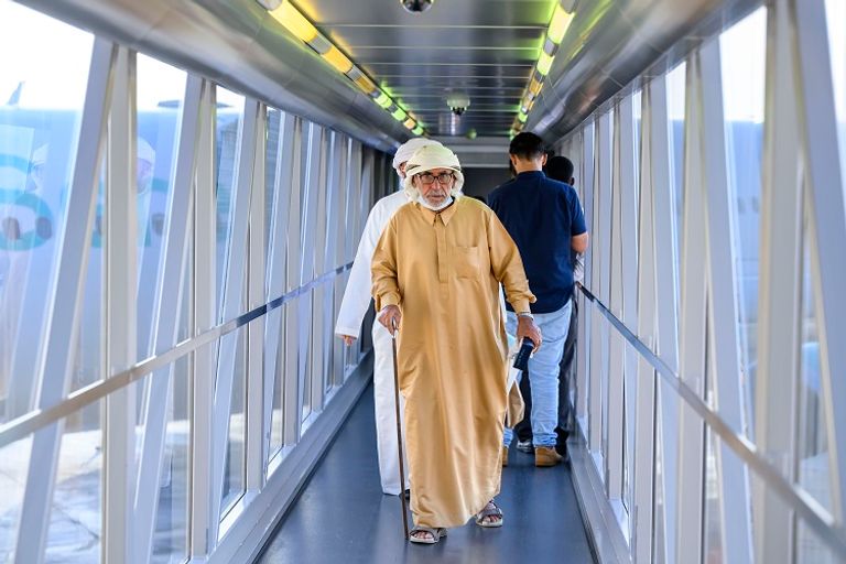 حجاج الإمارات من أسر الشهداء يعودون إلى أرض وطنهم