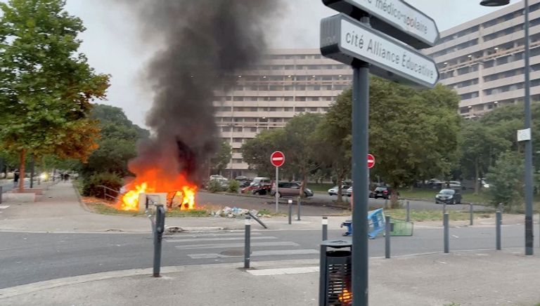 جانب من أعمال الشغب في فرنسا - رويترز