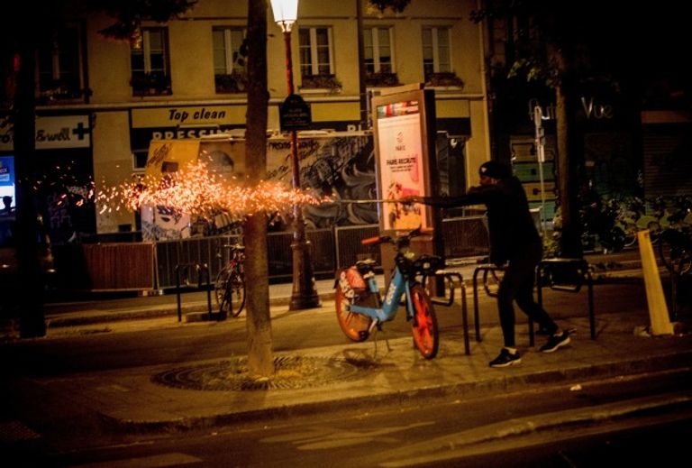 مشاهد من أعمال العنف في باريس