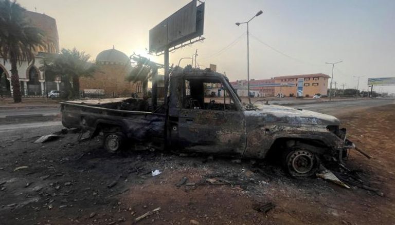 عربة محترقة جراء القتال العنيف في السودان
