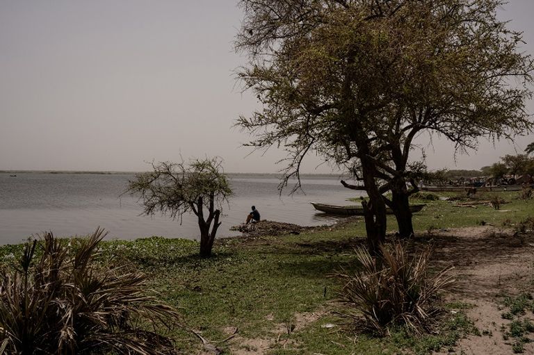 جنود القوة متعددة الجنسيات يسترخون في موقع على ضفاف البحيرة