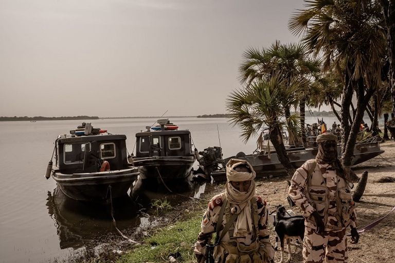 جنود القوة متعددة الجنسيات يسترخون في موقع على ضفاف البحيرة