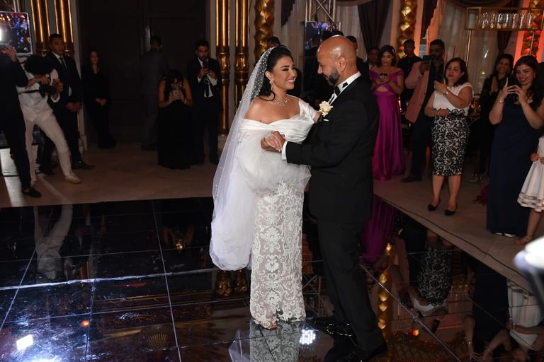 فتحي عبدالوهاب مع شقيقته