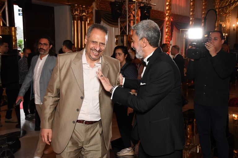 فتحي عبدالوهاب مع شقيقته