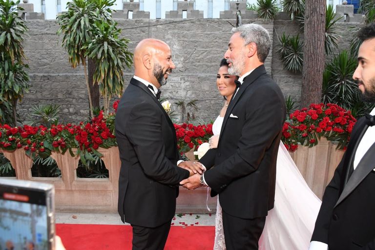 فتحي عبدالوهاب مع شقيقته