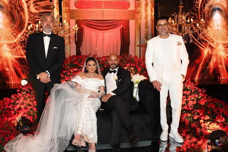 فتحي عبدالوهاب مع شقيقته