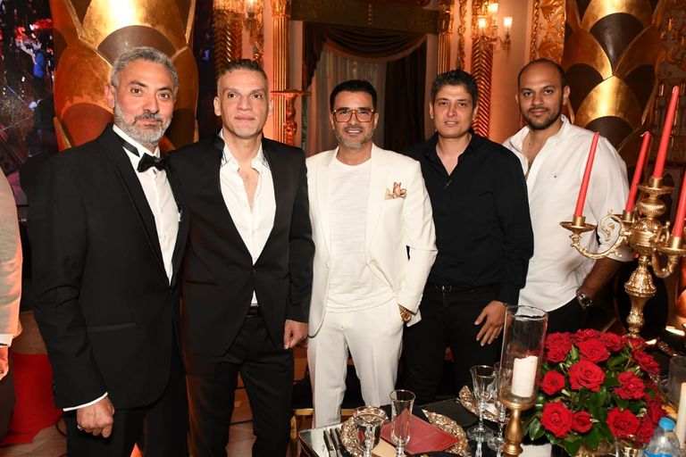 فتحي عبدالوهاب مع شقيقته