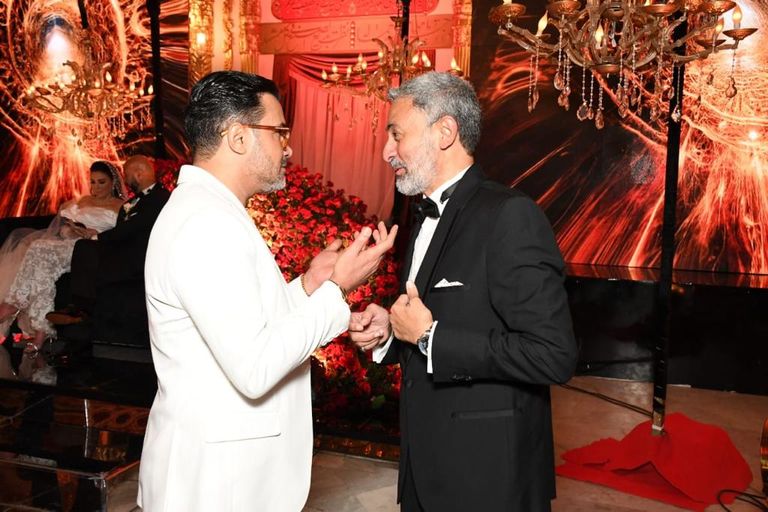 فتحي عبدالوهاب مع شقيقته