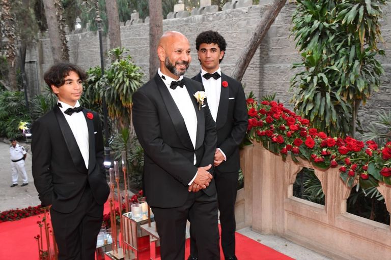 فتحي عبدالوهاب مع شقيقته